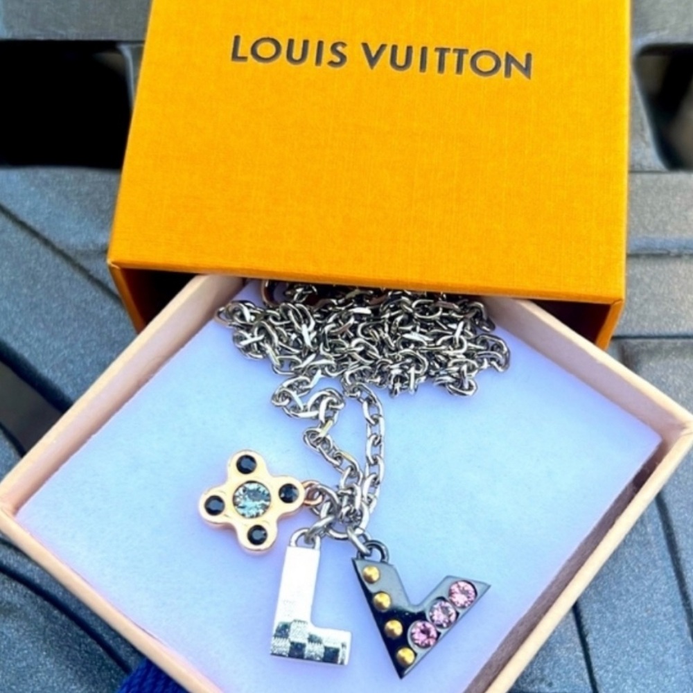 Louis Vuitton “Love Letters Pandantif”Flower Necklace